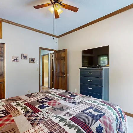 Skyleaf 703 Apartment
